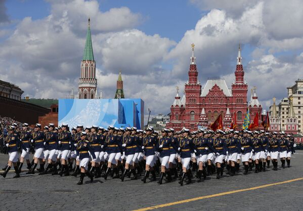 Шествие российских военнослужащих во время генеральной репетиции парада в честь Дня Победы в Москве. - Sputnik Узбекистан