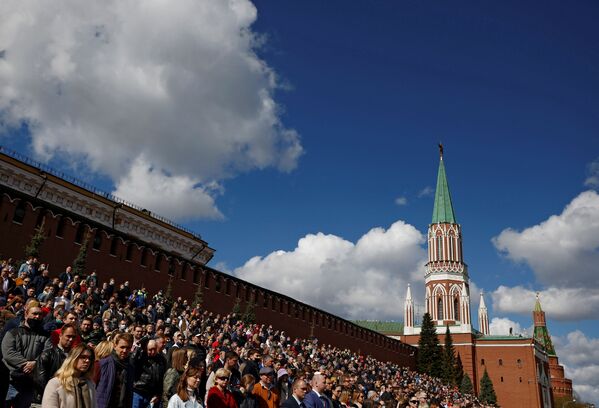Зрители на Красной площади в Москве смотрят репетицию парада Победы. - Sputnik Узбекистан