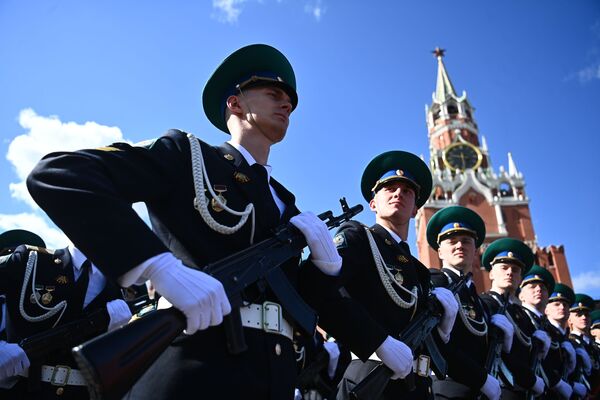 Военнослужащие парадных расчетов во время генеральной репетиции парада в честь 76-й годовщины Победы. - Sputnik Узбекистан