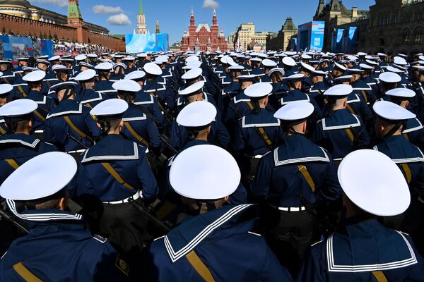 Российские моряки собрались на Красной площади в Москве перед репетицией военного парада в честь Дня Победы.  - Sputnik Узбекистан