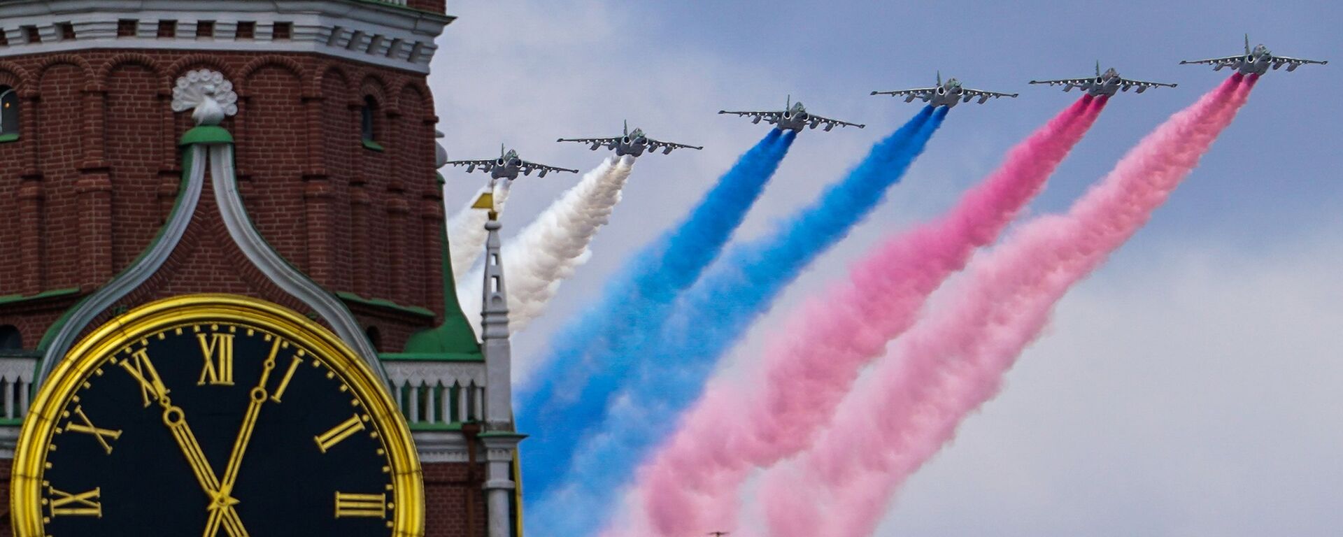 Самолеты-буксировщики мишеней Су-25БМ в небе во время репетиции воздушной части парада в честь 76-летия Победы в Великой Отечественной войне в Москве - Sputnik Узбекистан, 1920, 28.04.2026
