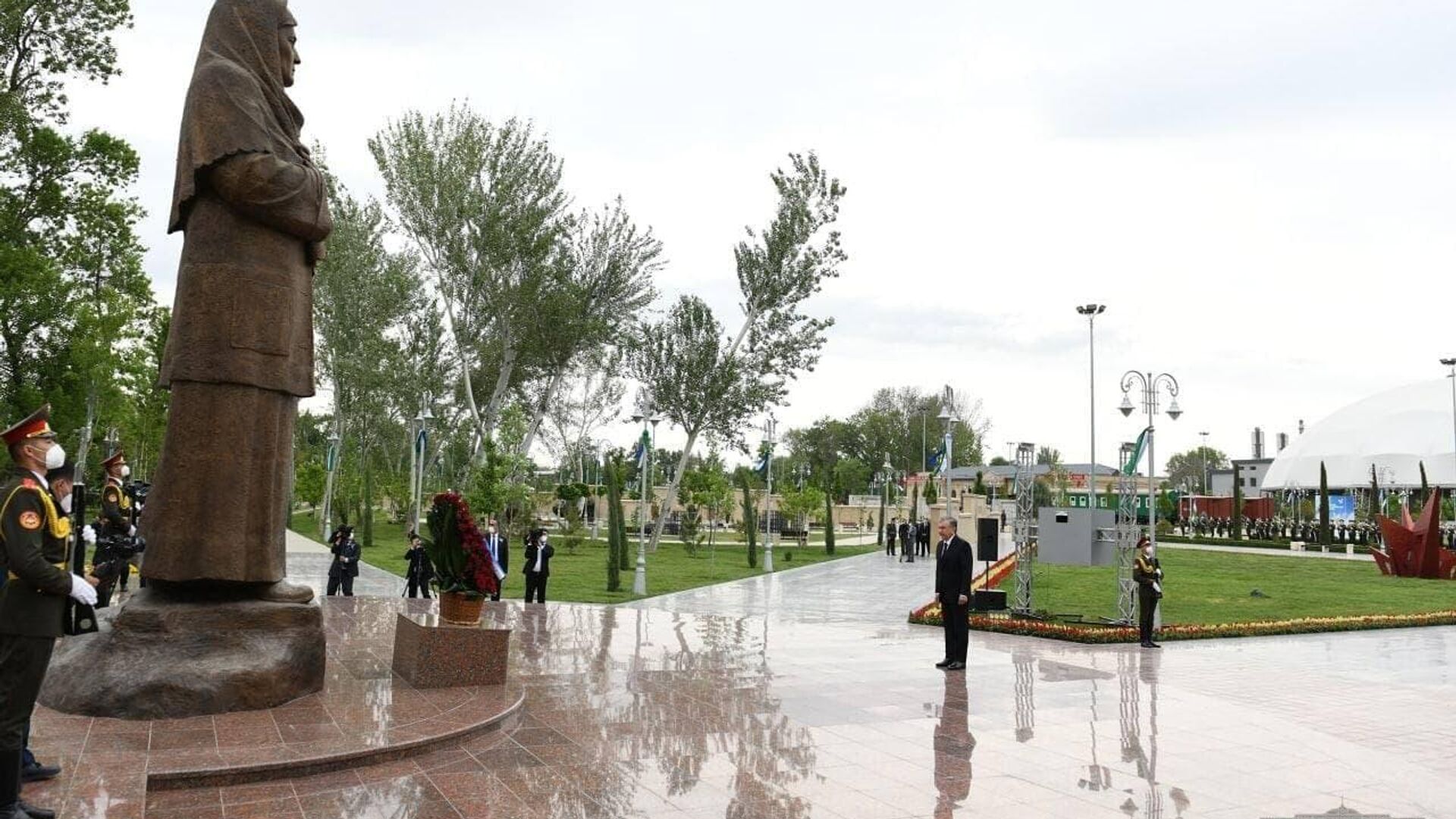 Президент Шавкат Мирзиёев возложил цветы в мемориальном комплексе Ода стойкости - Sputnik Узбекистан, 1920, 09.05.2021