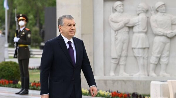 Президент Шавкат Мирзиёев возложил цветы в мемориальном комплексе Ода стойкости - Sputnik Ўзбекистон