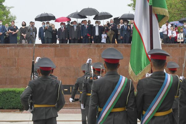 В столице сегодня звучит торжественная музыка, мемориал &quot;Братские могилы&quot; утопает в цветах.  - Sputnik Узбекистан