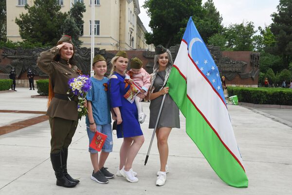 С самого утра на Братских могилах было многолюдно: молодежь в военной форме с флагами Узбекистана и люди постарше, те, кто помнит страшные дни. - Sputnik Узбекистан