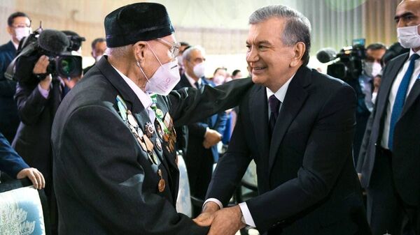 Шавкат Мирзиёев поздравил ветеранов с Днем памяти и почестей и 76-й годовщиной Победы во Второй мировой войне - Sputnik Узбекистан