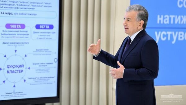 Шавкат Мирзиёев ознакомился с презентацией о прогрессе реформ в сфере госуслуг - Sputnik Ўзбекистон