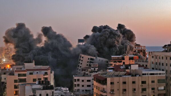 Пожарные тушат горящие многоквартирные дома после израильских авиаударов в городе Газа - Sputnik Ўзбекистон
