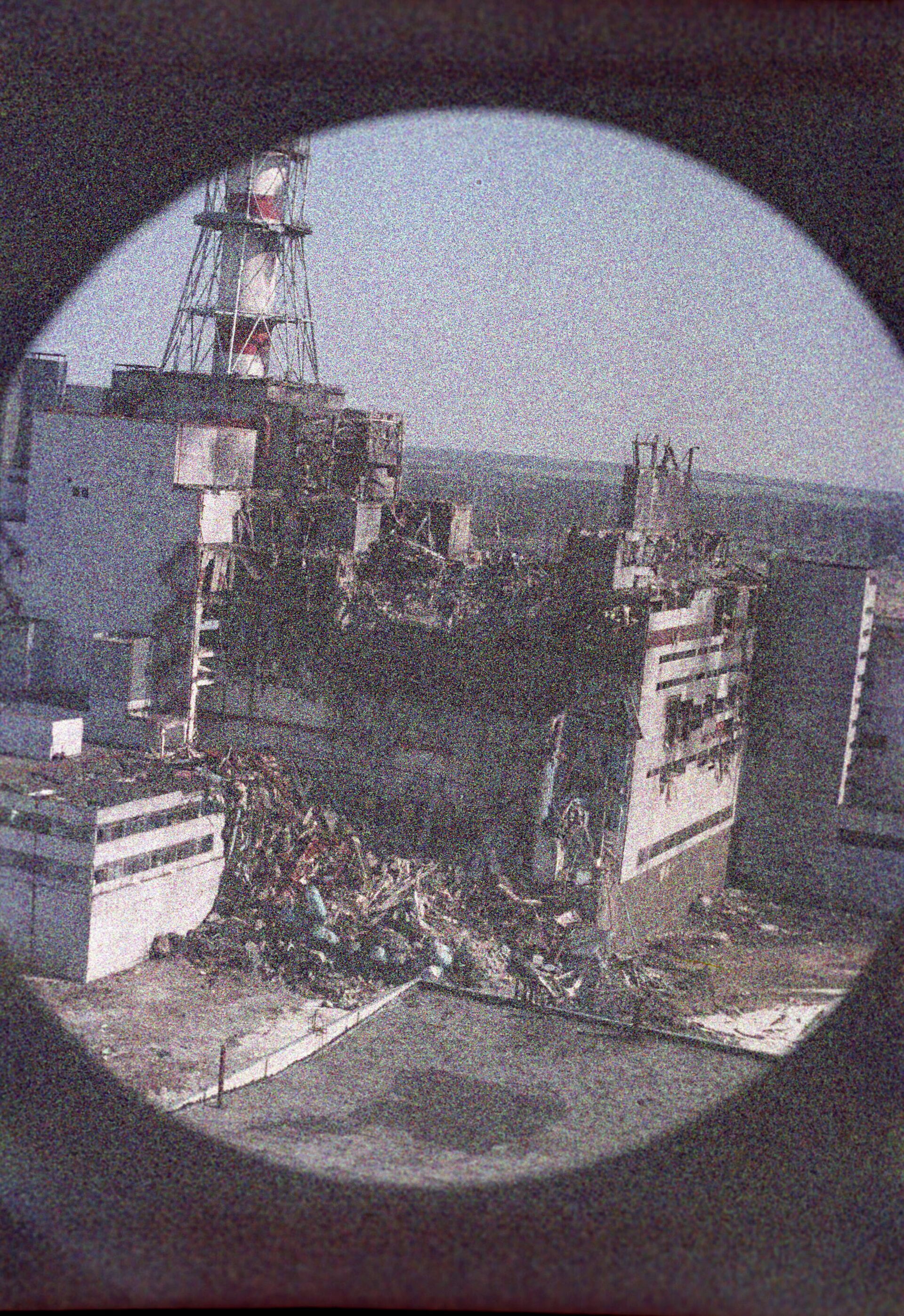 Чернобыльская атомная электростанция. Вид на 4-й энергоблок АЭС в первые дни после аварии. - Sputnik Узбекистан, 1920, 13.05.2021