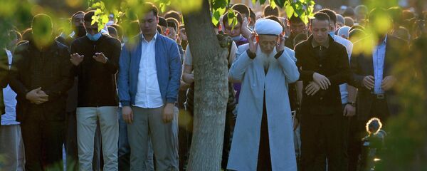 Жители Ташкента во время намаза - Sputnik Ўзбекистон