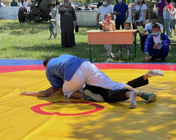 Показательные спортивные выступление на молодежном фестивале в Чирчике. - Sputnik Узбекистан