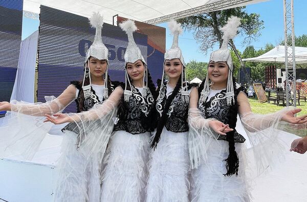 Участницы концертной программы в рамках молодежного фестиваля в Чирчике. - Sputnik Узбекистан