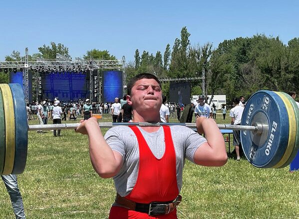 Показательные выступления штангиста на молодежном фестивале в Чирчике. - Sputnik Узбекистан