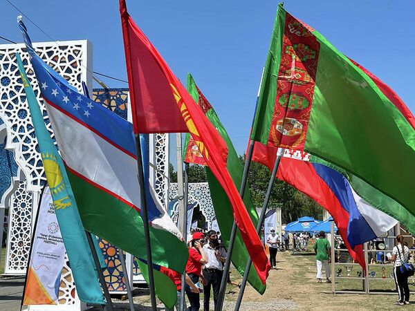 Разнообразие государственных флагов, как символ межнационального согласия в Узбекистане и дружественного отношения с соседними странами. - Sputnik Узбекистан