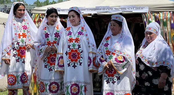 Представители таджикской диаспоры на молодежном фестивале в Чирчике. - Sputnik Узбекистан
