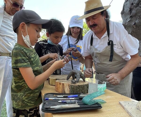 Дети принимают активное участие в мастер-классах от народных мастеров. - Sputnik Узбекистан