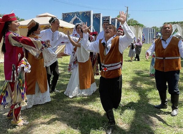 Участники развлекательной программы в рамках молодежного фестиваля в Чирчике. - Sputnik Узбекистан