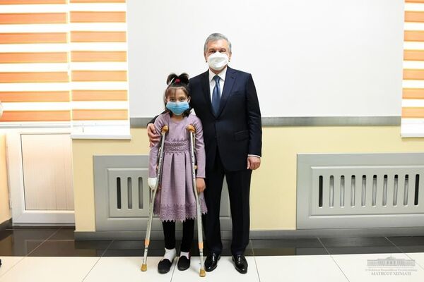 Шавкат Мирзиёев посетил Республиканский центр онкологии - Sputnik Ўзбекистон