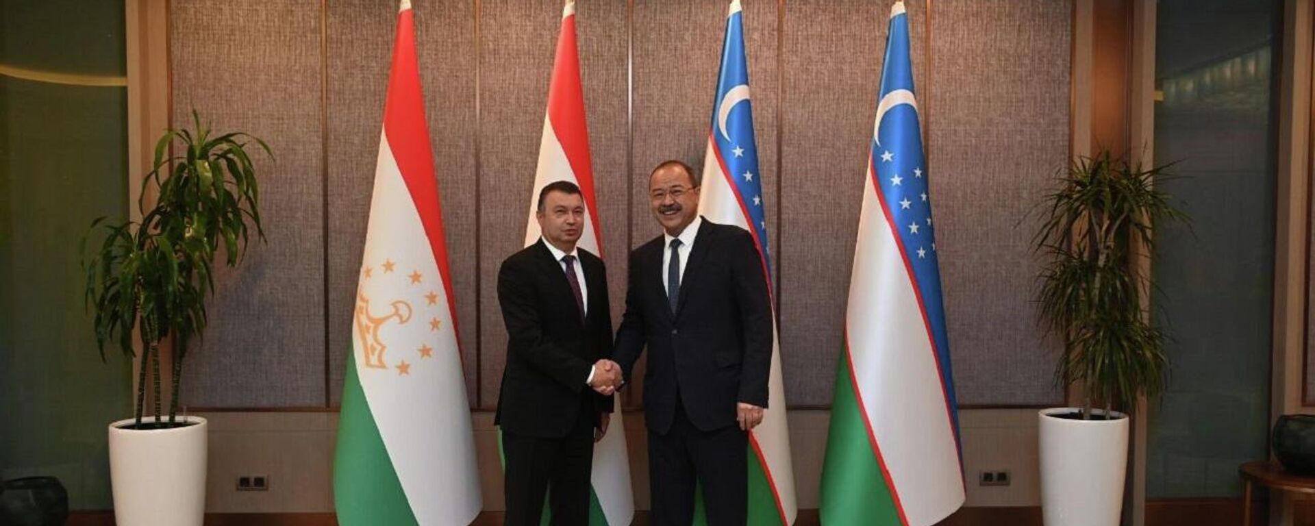 Premyer-ministri Uzbekistana i Tadjikistana Abdulla Aripov i Koxir Rasulzoda  - Sputnik O‘zbekiston, 1920, 16.05.2021