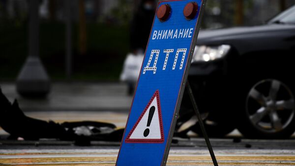 Дорожный знак на месте аварии - Sputnik Ўзбекистон