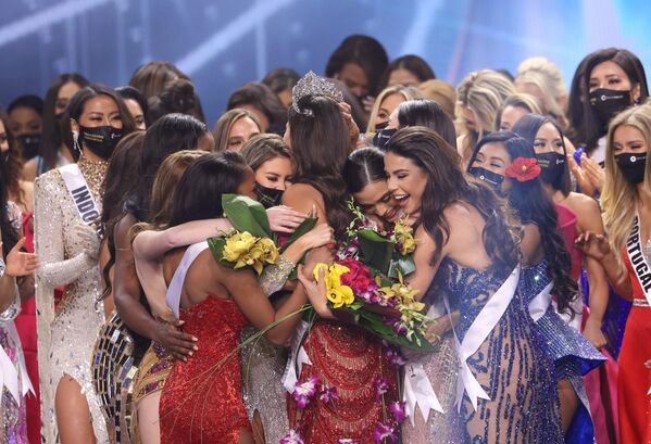 Участницы &quot;Мисс Вселенная&quot; поздравляют победительницу конкурса. - Sputnik Узбекистан