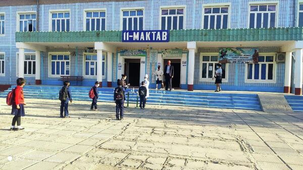 Директор, которого восстановили в должности после незаконного увольнения, встречает учеников - Sputnik Узбекистан