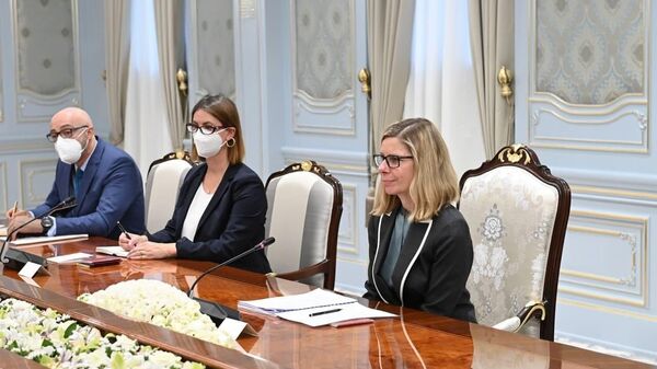 Делегация ВБ во главе с вице-президентом Анной Бьерде на переговорах с Шавкатом Мирзиёевым - Sputnik Узбекистан