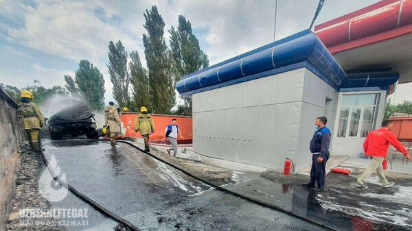 Тушение бензовоза на автозаправке Узбекнефтегаза в Коканде - Sputnik Узбекистан