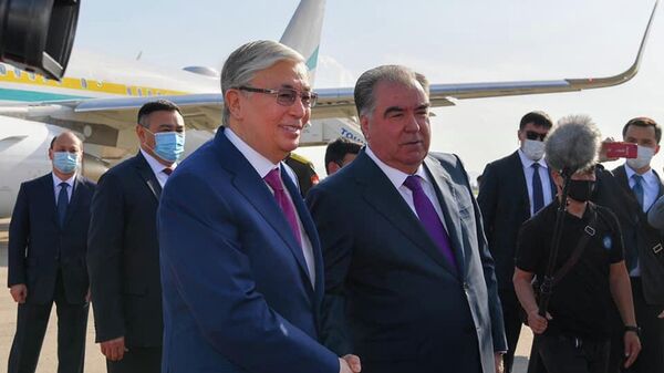Президенты Казахстана и Таджикистана Касым-Жомарт Токаев и Эмомали Рахмон в аэропорту Душанбе, 19 мая 2021 года - Sputnik Узбекистан