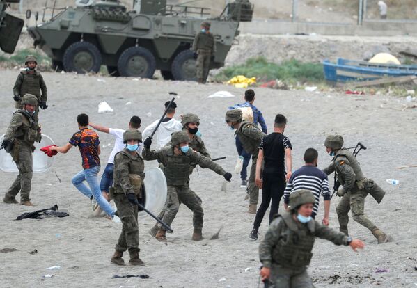 Солдаты и полиция применяли в отношении нелегалов слезоточивый газ и дубинки. - Sputnik Узбекистан