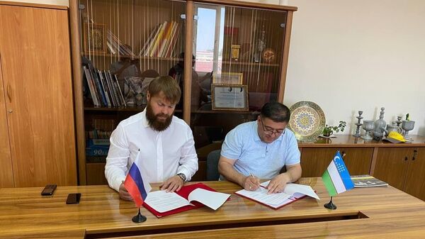 Uzstroymateriali podpisal memorandum s Assotsiatsiyey kamenshikov Respubliki Kareliya - Sputnik O‘zbekiston