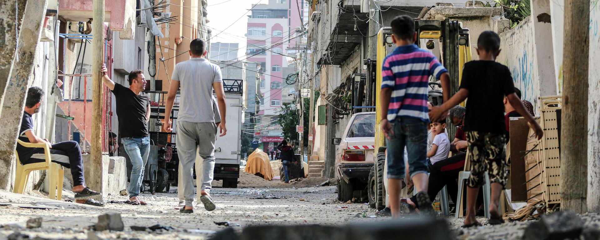Жители Газы на улицах, разрушенных в результате бомбардировки в секторе Газа. - Sputnik Узбекистан, 1920, 21.05.2021