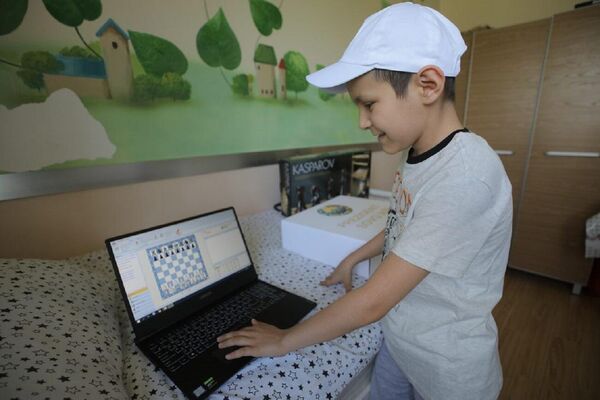 Юный шахматист Саиджон Салимжонов получил подарок от президента - Sputnik Ўзбекистон