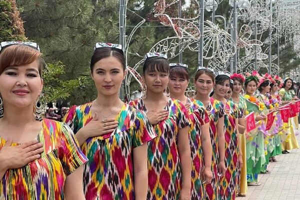 Участники Международного фестиваля цветов в Намангане - Sputnik Ўзбекистон