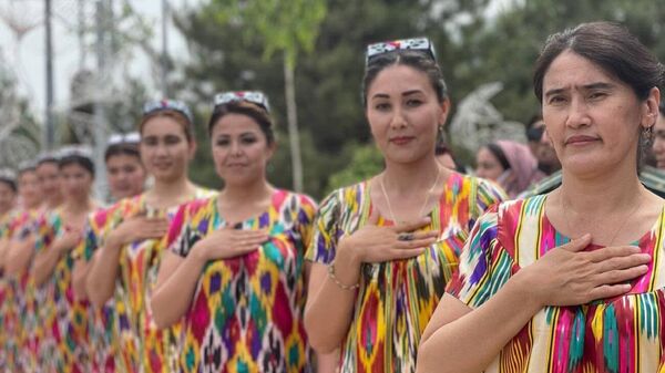 Участники Международного фестиваля цветов в Намангане - Sputnik Узбекистан