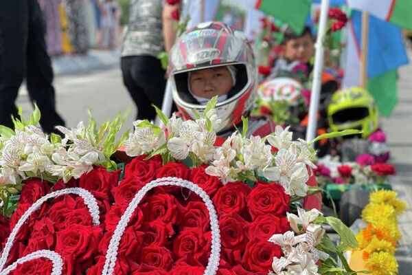 Юный участник Международного фестиваля цветов в Намангане - Sputnik Ўзбекистон
