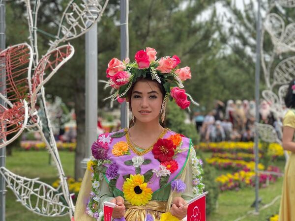 Также пройдут конкурсы &quot;Мир будет полон цветов&quot;, &quot;Чей цветок красивый?&quot;, &quot;В мире кактусов&quot;, &quot;Цветок в сердце&quot;, &quot;Королева цветов&quot;, &quot;Плов в тюбетейке&quot;, выставки поделок, национальных костюмов и фотографий. - Sputnik Узбекистан