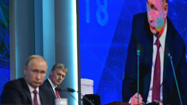 Пресс-секретарь президента РФ Дмитрий Песков перед началом ежегодной большой пресс-конференции президента РФ Владимира Путина - Sputnik Узбекистан