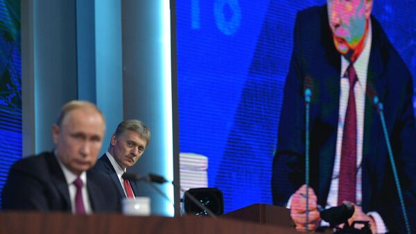 Press-sekretar prezidenta RF Dmitriy Peskov pered nachalom yejegodnoy bolshoy press-konferensii prezidenta RF Vladimira Putina - Sputnik O‘zbekiston