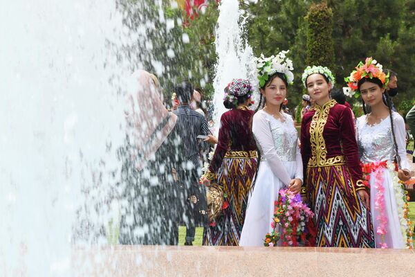 В этом году, несмотря на всемирную пандемию, организаторы ожидают на цветочной неделе не менее 300 тысяч гостей как из самого Узбекистана, так и из других стран - Sputnik Узбекистан