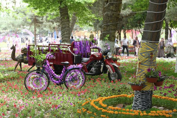 По итогам праздника будут выбраны три самых оригинальных цветочных композиции, победителей ждет приз — автомобиль - Sputnik Узбекистан