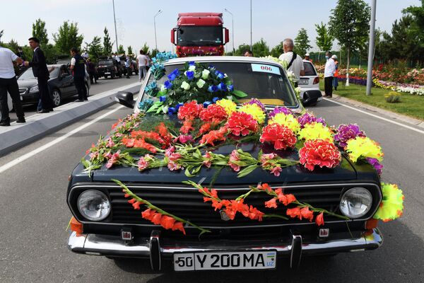Юбилейный фестиваль цветов в Намангане открылся грандиозным парадом - Sputnik Узбекистан