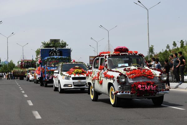Фестиваль традиционно открывает парад автомобилей, украшенных цветами. - Sputnik Узбекистан