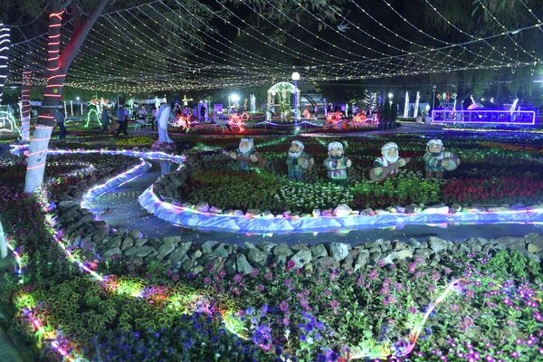 Вечером парк имени Бабура преображается: неоновая подсветка вкупе с цветочным убранством придают этому месту волшебную атмосферу  - Sputnik Узбекистан