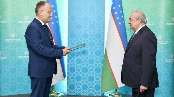 Посол Румынии Даниел Кристиан Чобану вручает верительные грамоту Абдулазизу Камилову - Sputnik Узбекистан