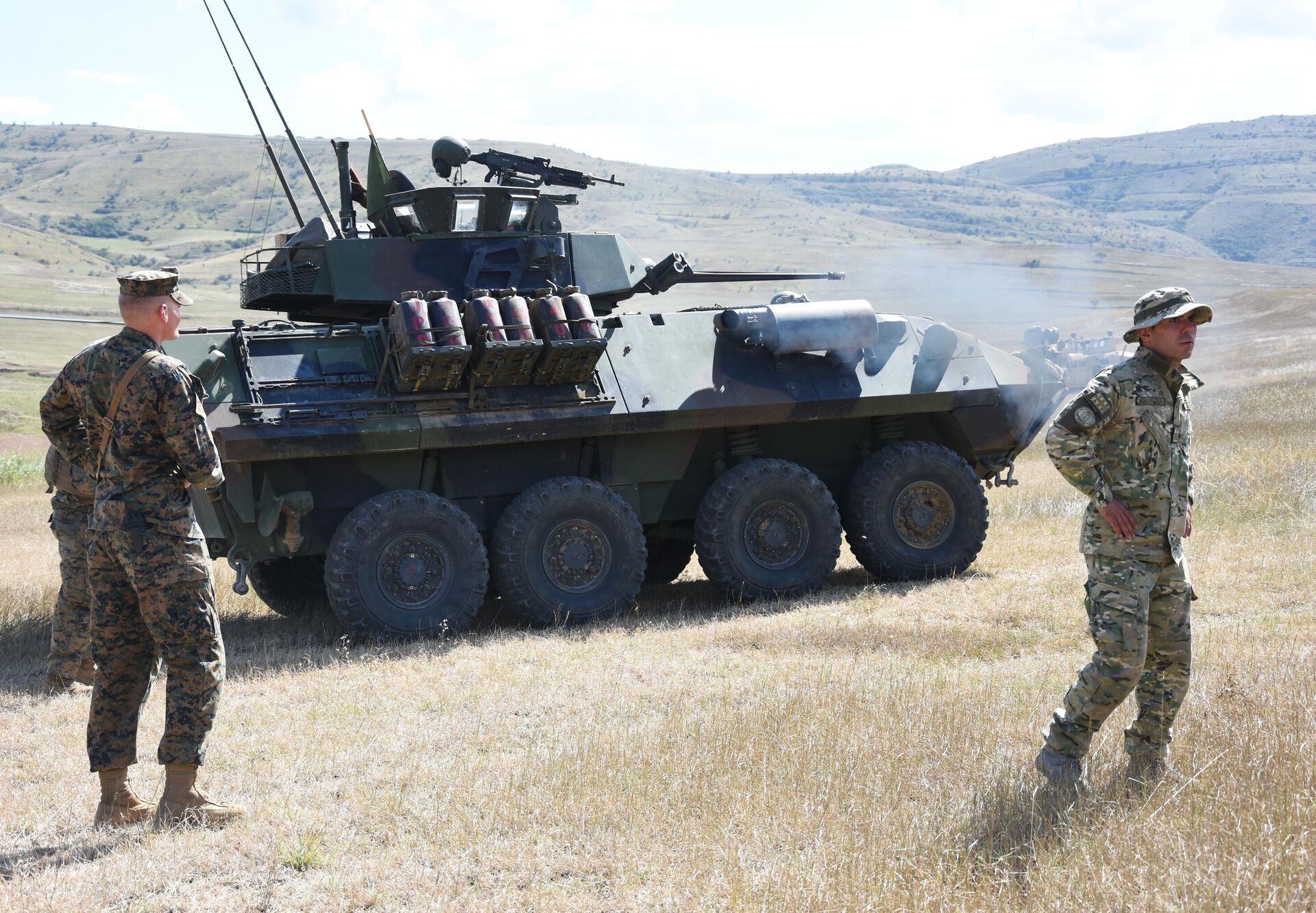 Военнослужащие рядом с легкой бронированной машиной LAV-25 во время учений Agile Spirit 2016 под эгидой НАТО на полигоне Орфоло в Грузии. - Sputnik Ўзбекистон, 1920, 24.05.2021