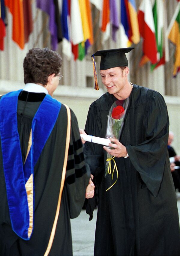 Наследный принц Норвегии Хакон получает диплом бакалавра в Калифорнийском университете в Беркли, 24 мая 1999 года. - Sputnik Узбекистан
