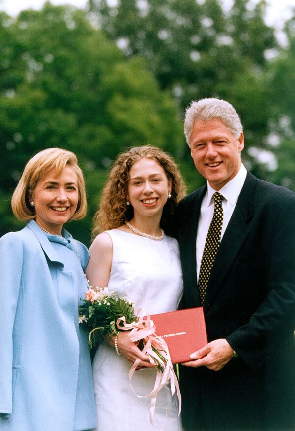 Экс-президент США Билл Клинтон, его супруга Хиллари и дочь Челси на ее выпускном вечере в средней школе. Вашингтон, округ Колумбия, 6 июня 1997 года. - Sputnik Узбекистан