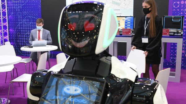Робот компании Промобот, представленный на выставке ВУЗПРОМЭКСПО 2020 в Москве - Sputnik Узбекистан