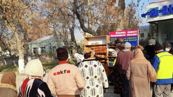 Нуждающиеся получают помощь из Доброго шкафа в Бухаре - Sputnik Узбекистан